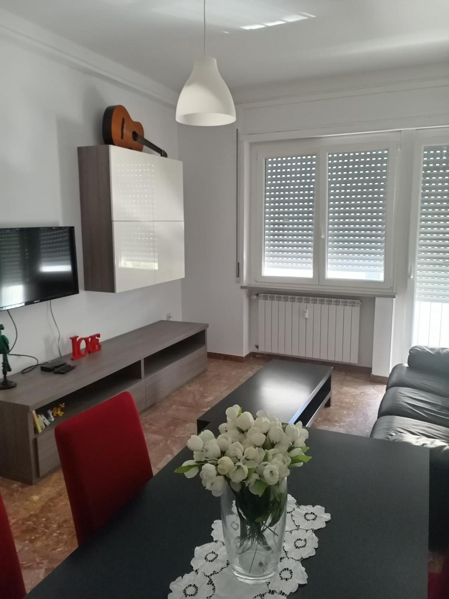 Love House - Apartment On The Beach เปสการา ภายนอก รูปภาพ
